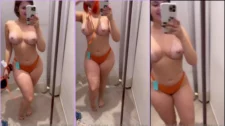 The white fairy recorded a video without clothes in front of the mirror