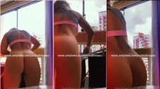Lais all loose with a big body and showing off on webcam